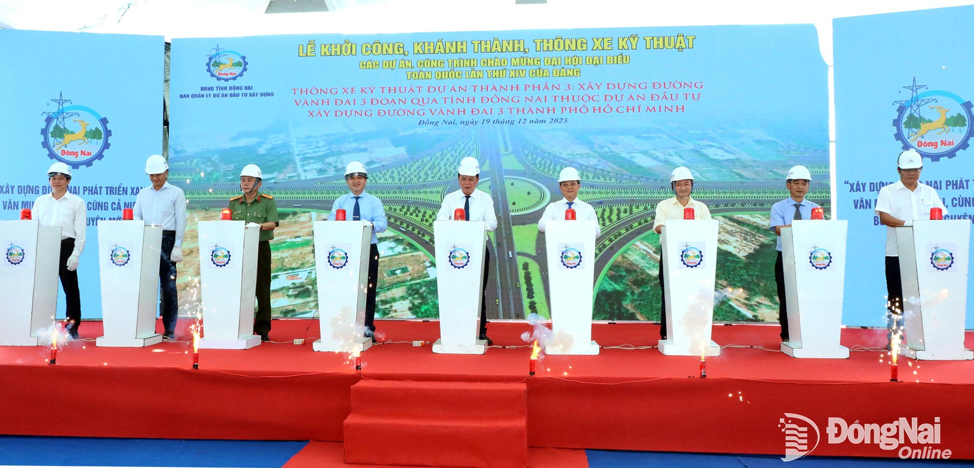 Ảnh: Lãnh đạo Tỉnh và các đại biểu thực hiện nghi thức bấm nút thông xe dự án