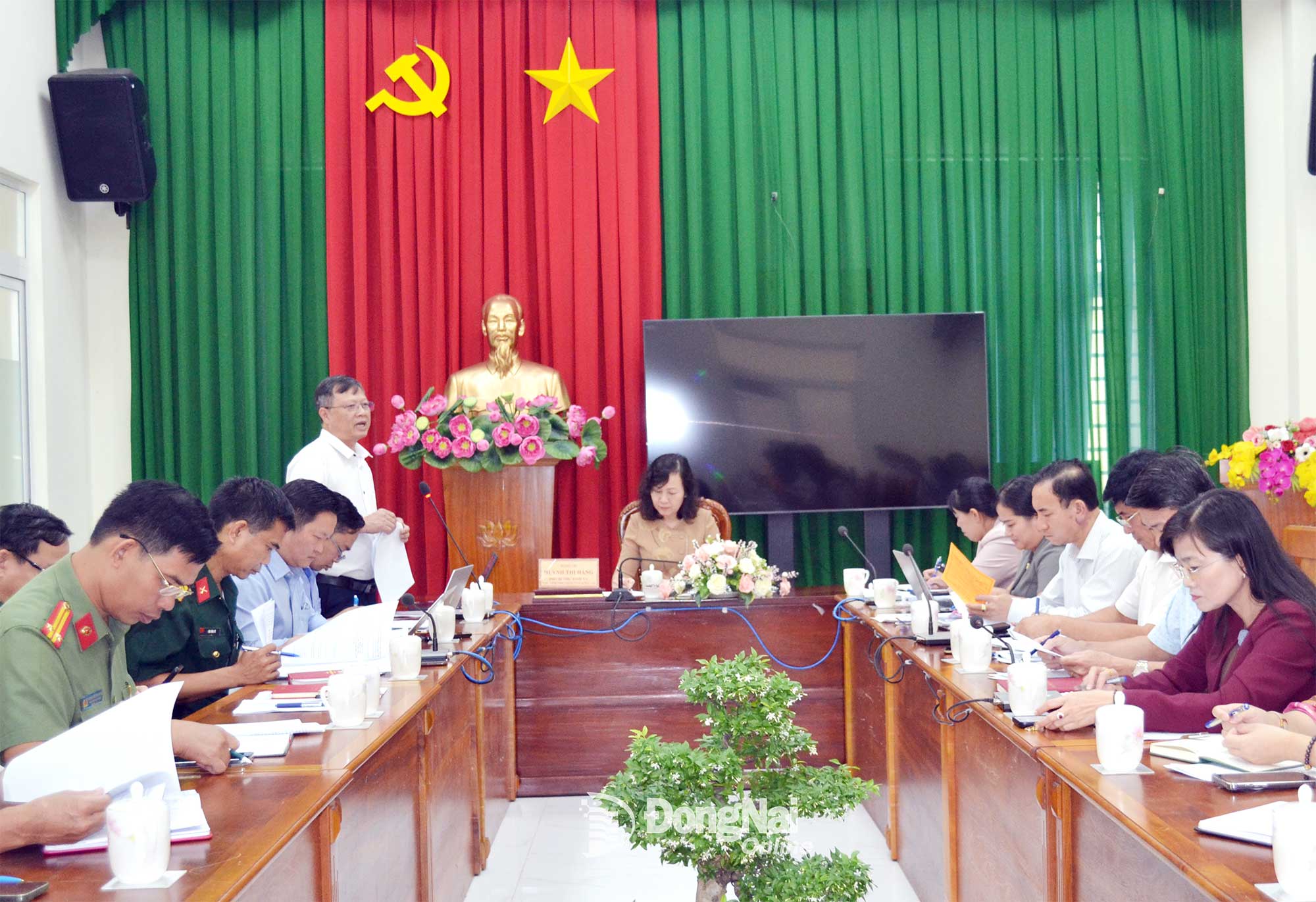 Phó Chủ tịch Ủy ban MTTQ Việt Nam tỉnh Đồng Nai Nguyễn Tấn Phú phát biểu tại hội nghị. Ảnh: Phương Hằng