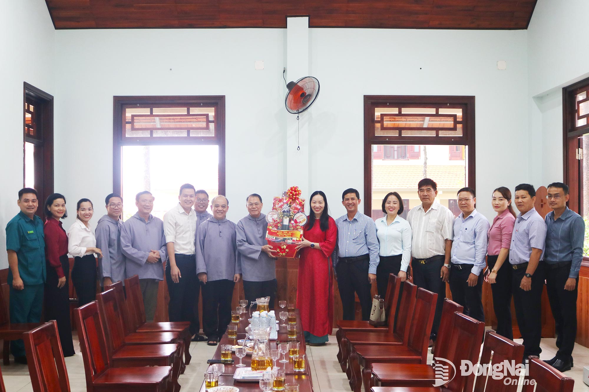 Bí thư Đảng ủy, Chủ tịch HĐND phường Tam Phước Nguyễn Thị Phương và lãnh đạo phường thăm hỏi cơ sở tôn giáo trên địa bàn phường. Ảnh: C.T.V