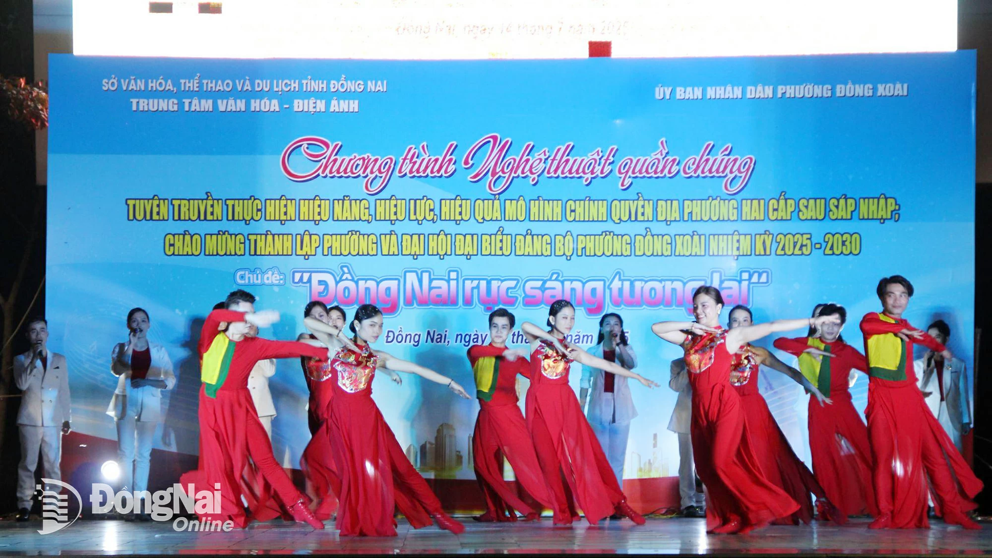 Một tiết mục văn nghệ đặc sắc được trình diễn tại chương trình. Ảnh: Như Nam