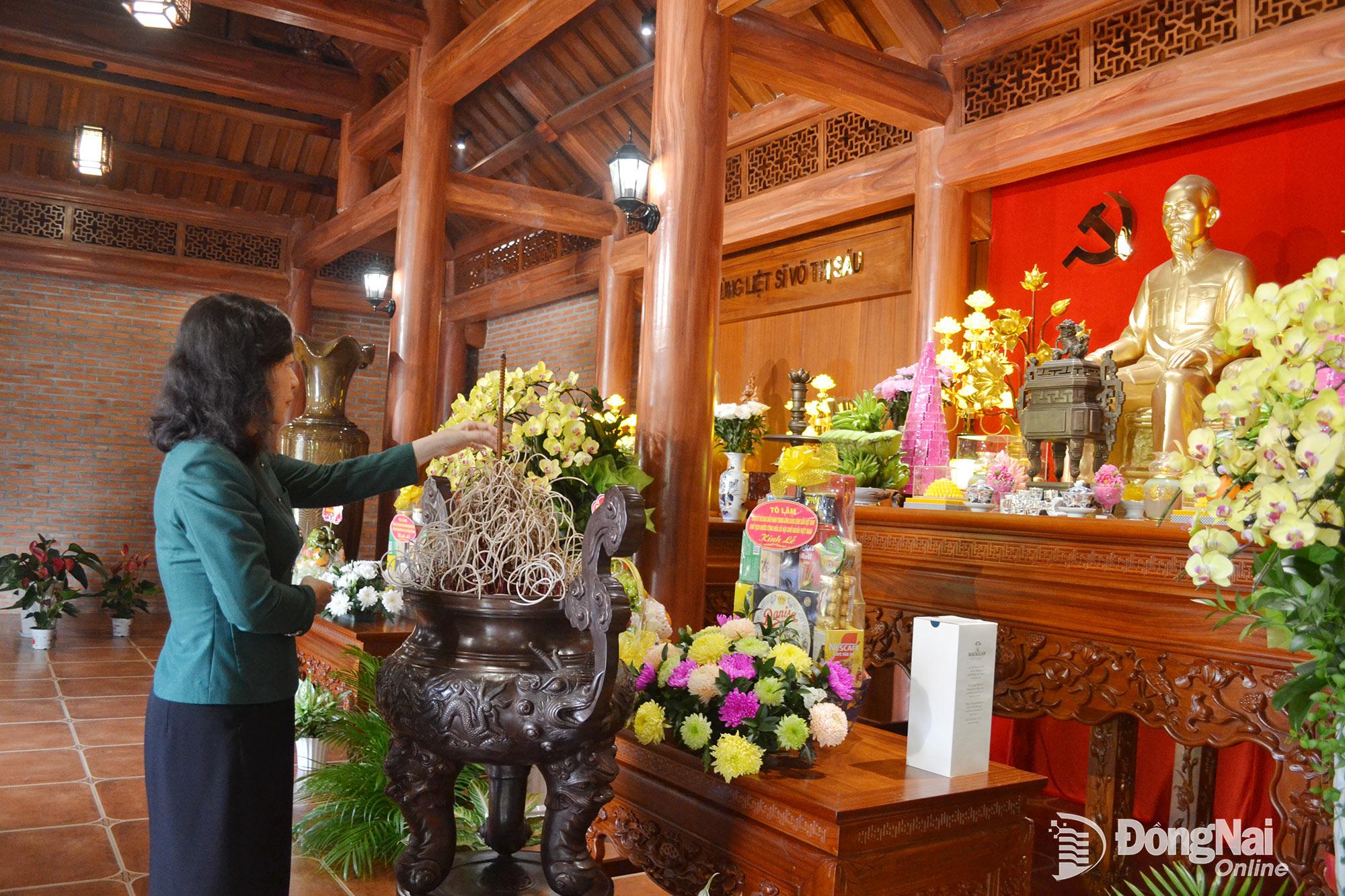 Phó Bí thư Thành ủy, Chủ tịch Ủy ban MTTQ Việt Nam thành phố Đồng Nai Huỳnh Thị Hằng dâng hương tại Nhà thờ Bác Hồ. Ảnh: Phương Hằng