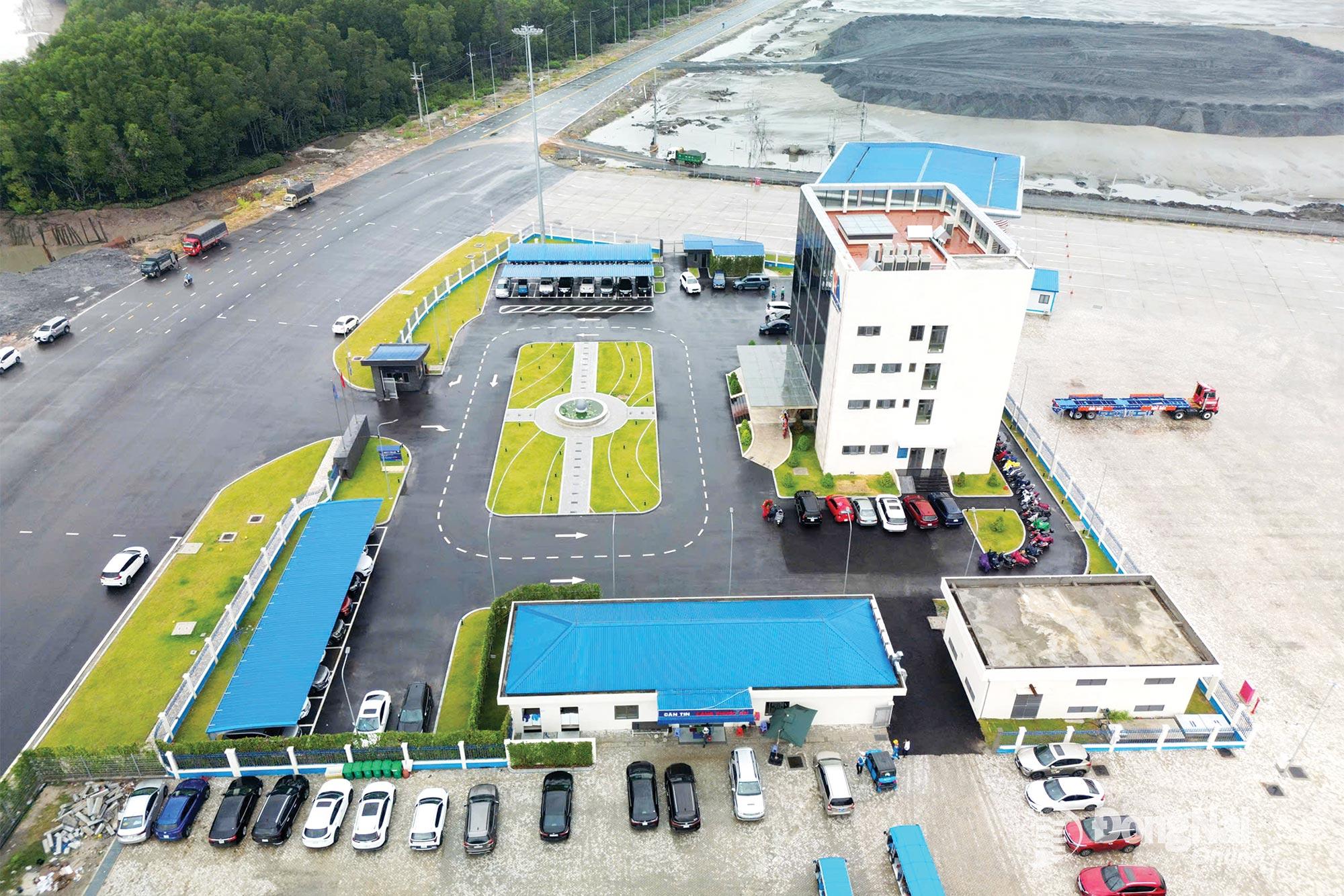 Đồng Nai đang nghiên cứu xây dựng Đề án Khu thương mại tự do để tận dụng tối đa lợi thế của Cảng hàng không quốc tế Long Thành và Cảng Phước An. Trong ảnh: Tòa nhà điều hành Cảng Phước An (xã Phước An). Ảnh: HẢI QUÂN