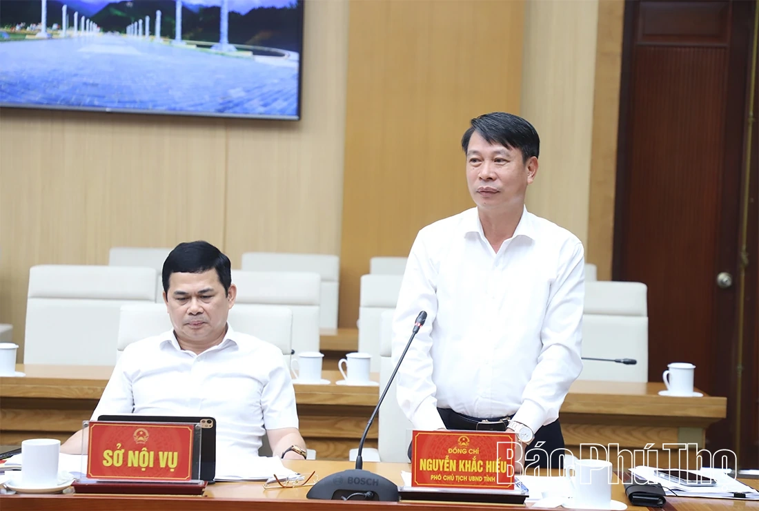 Chủ tịch UBND tỉnh Trần Duy Đông nghe báo cáo về đánh giá KPI và biên chế giáo dục