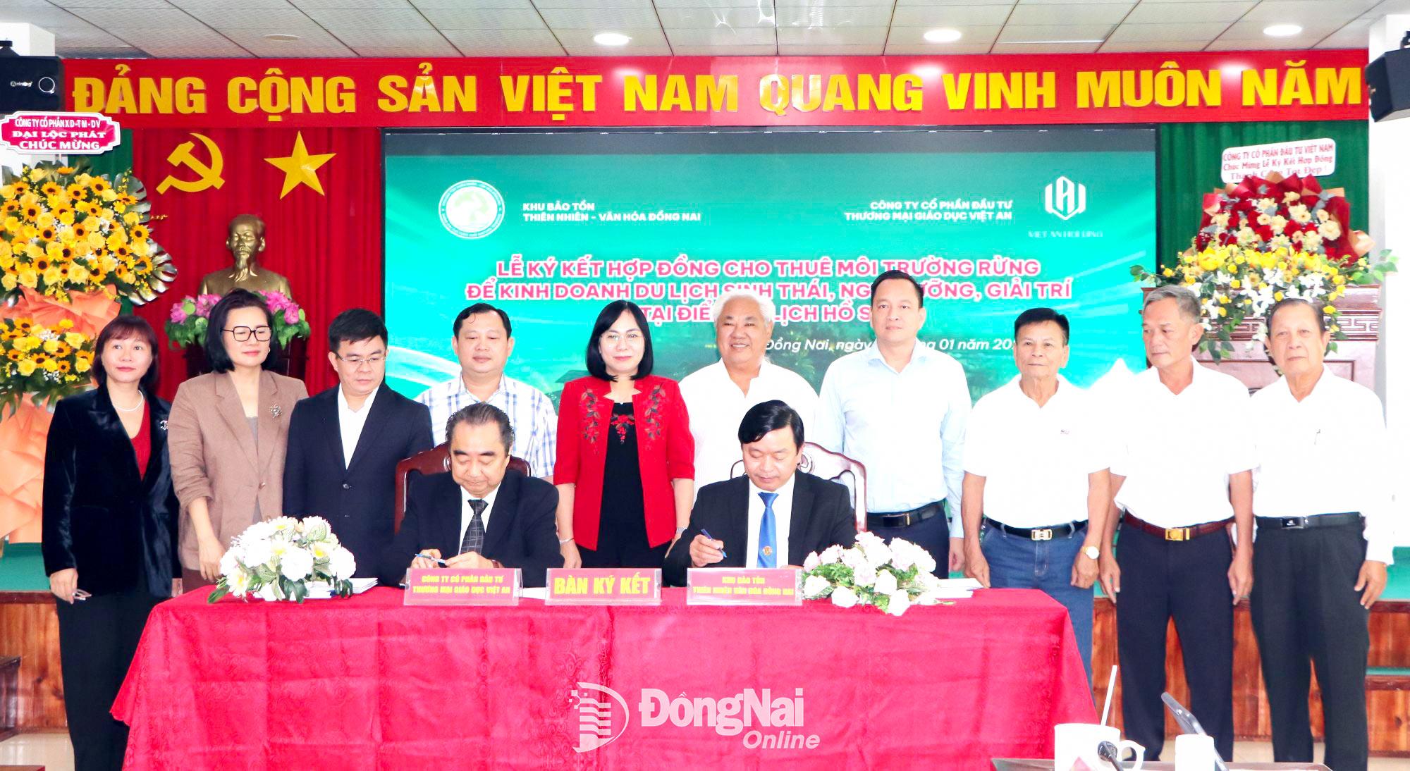 Lễ k&yacute; kết hợp đồng thu&ecirc; m&ocirc;i trường rừng tại Khu Bảo tồn Thi&ecirc;n nhi&ecirc;n - Văn h&oacute;a Đồng Nai s&aacute;ng 13-1. Ảnh: Ngọc Li&ecirc;n