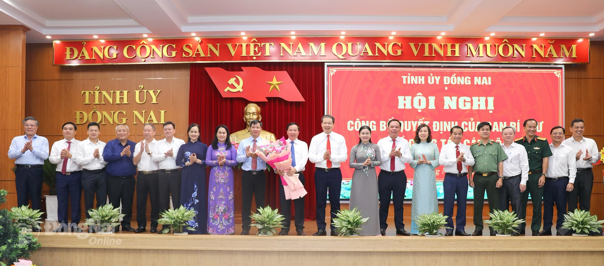 Ủy viên Trung ương Đảng, Phó Trưởng Ban Tổ chức Trung ương Nguyễn Thành Tâm; Bí thư Tỉnh ủy, Trưởng đoàn Đại biểu Quốc hội tỉnh Đồng Nai Vũ Hồng Văn cùng các đồng chí Thường trực Tỉnh ủy, Ủy viên Ban Thường vụ Tỉnh ủy Đồng Nai chúc mừng đồng chí Nguyễn Văn Út. Ảnh: Huy Anh  