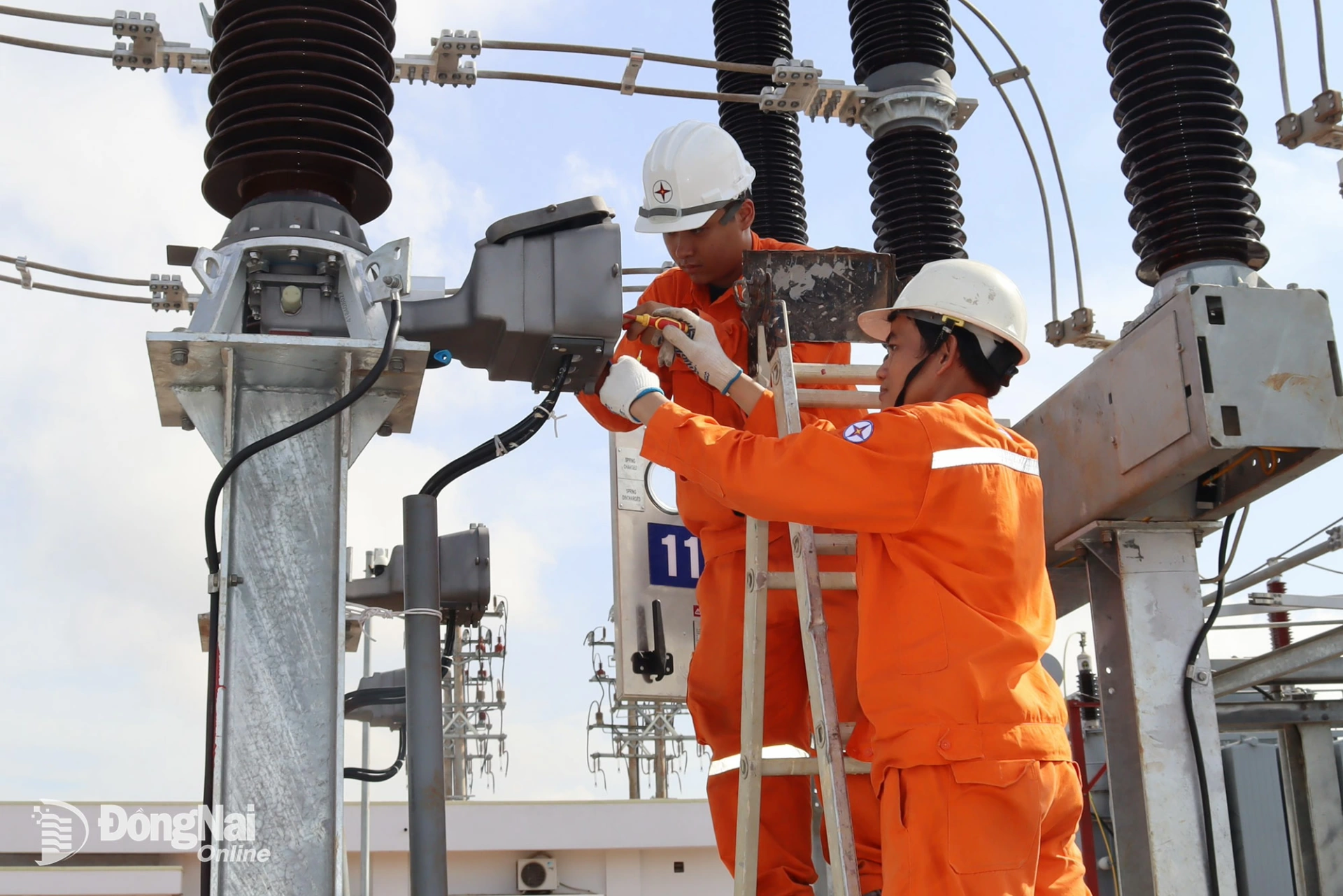 Công nhân Điện lực Đồng Nai kiểm tra kỹ thuật trước thời điểm đóng điện. Ảnh: Hoàng Lộc