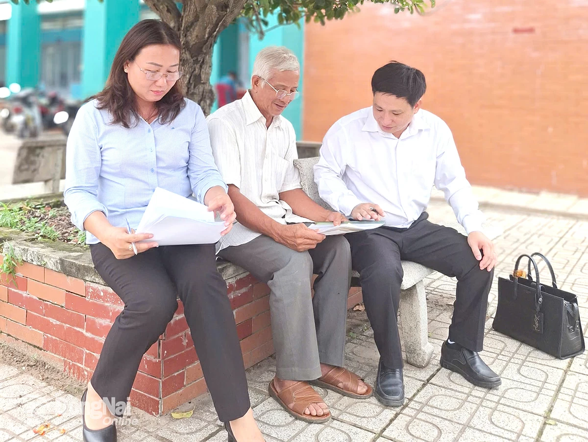 Cán bộ Ban Tuyên giáo và dân vận Tỉnh ủy nắm bắt dư luận xã hội về tình hình hoạt động của chính quyền địa phương 2 cấp tại xã Bình An.                                        