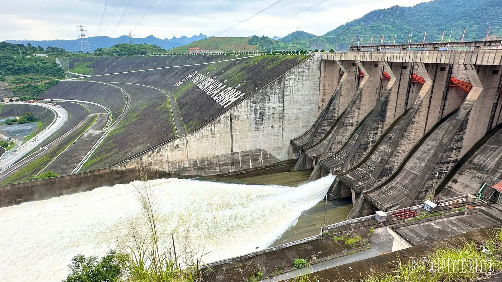 Mở cửa xả đáy hồ thủy điện Hòa Bình