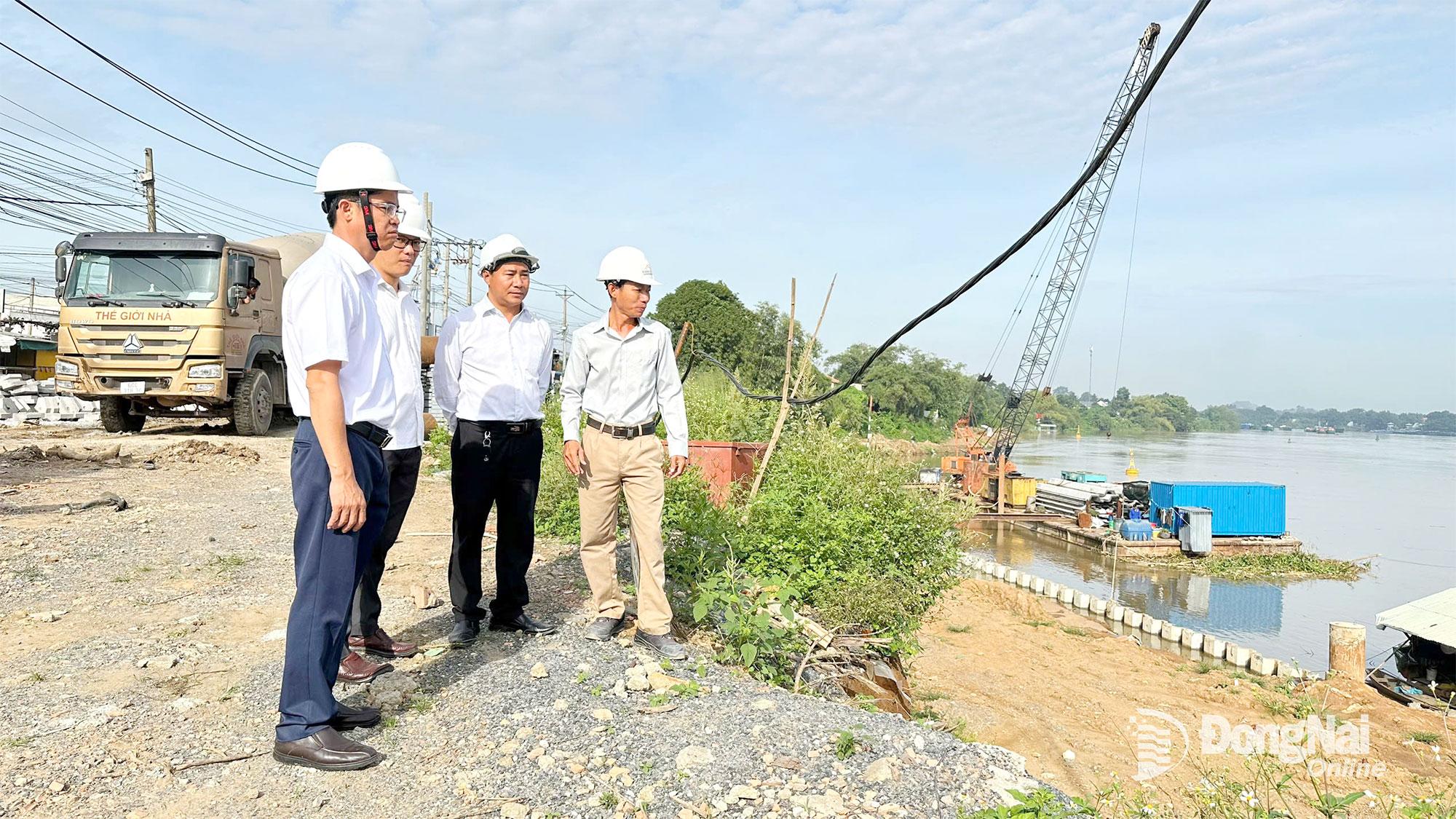 Dự án Gia cố bờ sông Đồng Nai phải ngưng thi công nhiều ngày do mưa lớn.