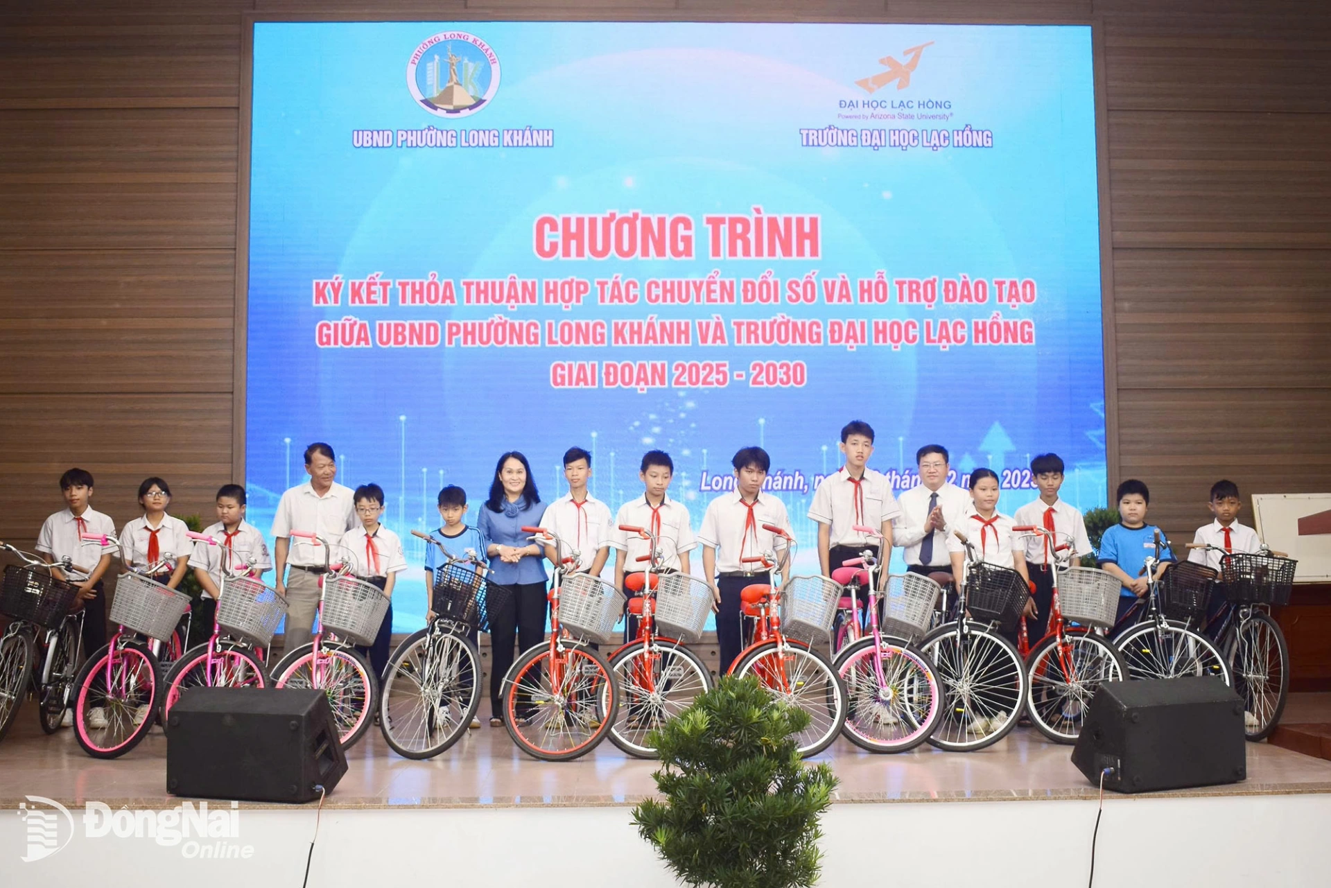 UBND phường Long Khánh phối hợp với Hội Khuyến học phường tổ chức trao tặng 12 xe đạp cho các em học sinh hoàn cảnh khó khăn. Ảnh: Hoài Nam