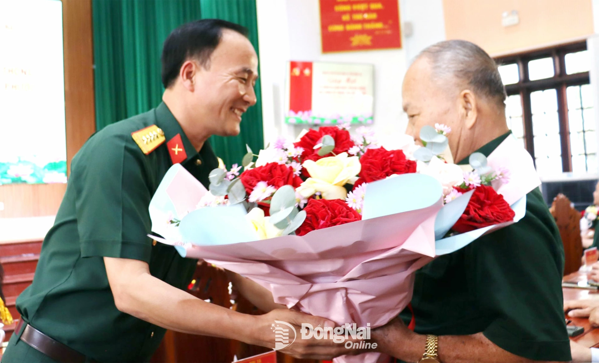 Đại t&aacute; V&otilde; Th&agrave;nh Danh, Ủy vi&ecirc;n Ban Thường vụ Tỉnh ủy, Chỉ huy trưởng Bộ Chỉ huy Qu&acirc;n sự tỉnh Đồng Nai tặng hoa ch&uacute;c mừng Anh h&ugrave;ng lực lượng vũ trang nh&acirc;n d&acirc;n Đo&agrave;n Văn Th&aacute;i. Ảnh: Nguyệt H&agrave;