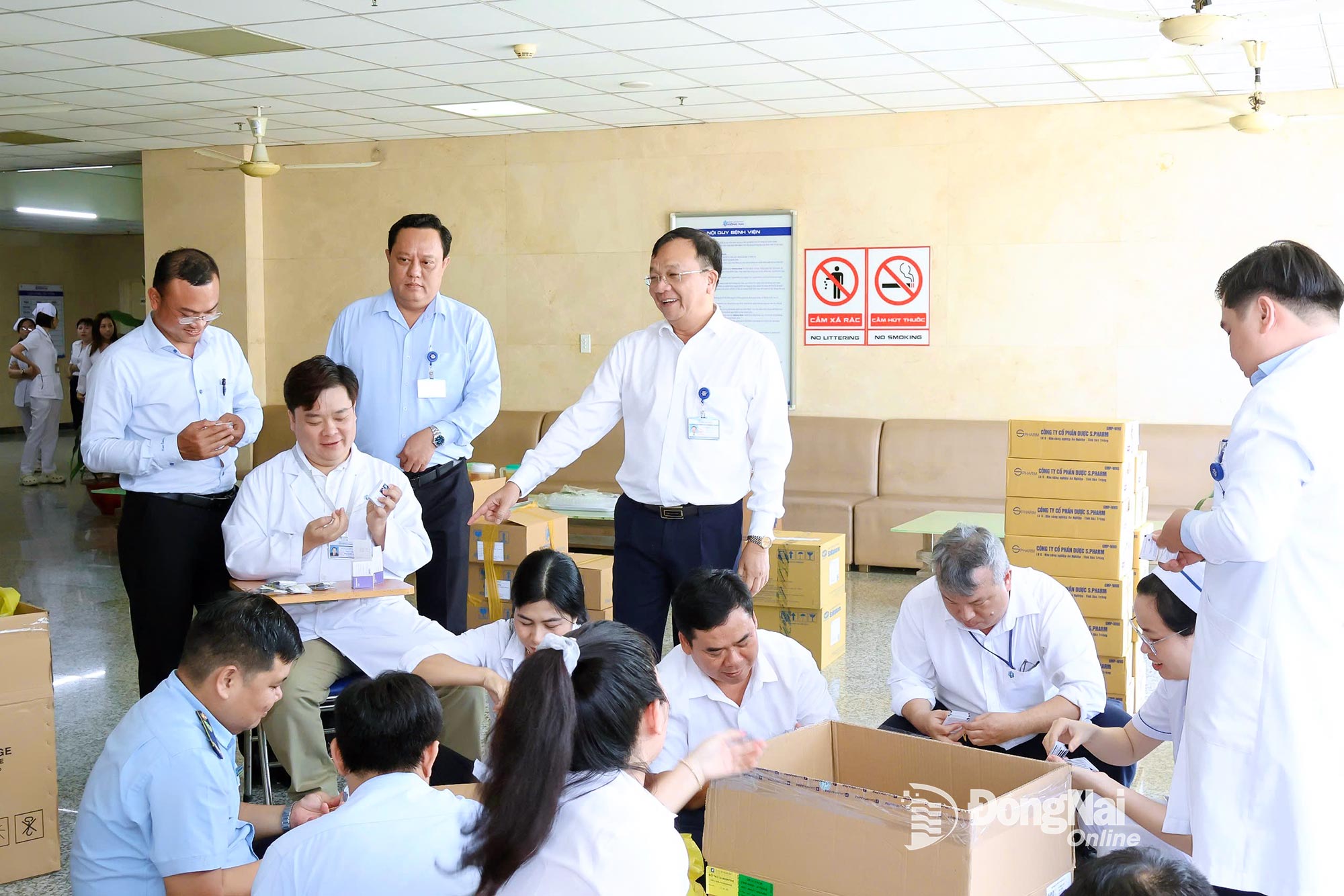 Ngoài nhân lực, thuốc men, Bệnh viện Đa khoa Đồng Nai còn chuẩn bị thêm 100 phần quà nhu yếu phẩm trao cho người dân vùng lũ. Ảnh: BVCC