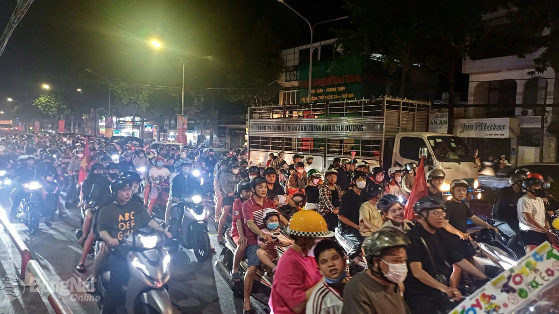 Người hâm mộ bóng đá Đồng Nai ra đường ăn mừng chiến thắng của U22 Việt Nam