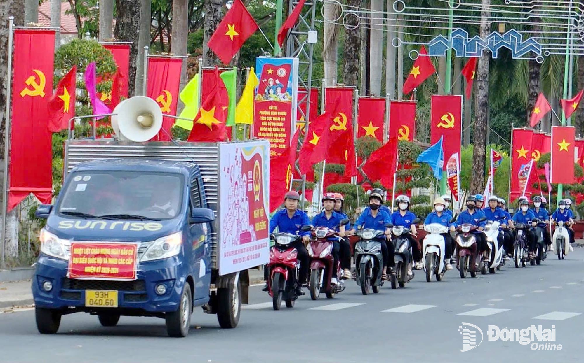Đoàn phường Bình Phước phối hợp tuyên truyền về cuộc bầu cử đại biểu Quốc hội và đại biểu HĐND các cấp trên các tuyến đường của phường. Ảnh: Tỉnh đoàn cung cấp