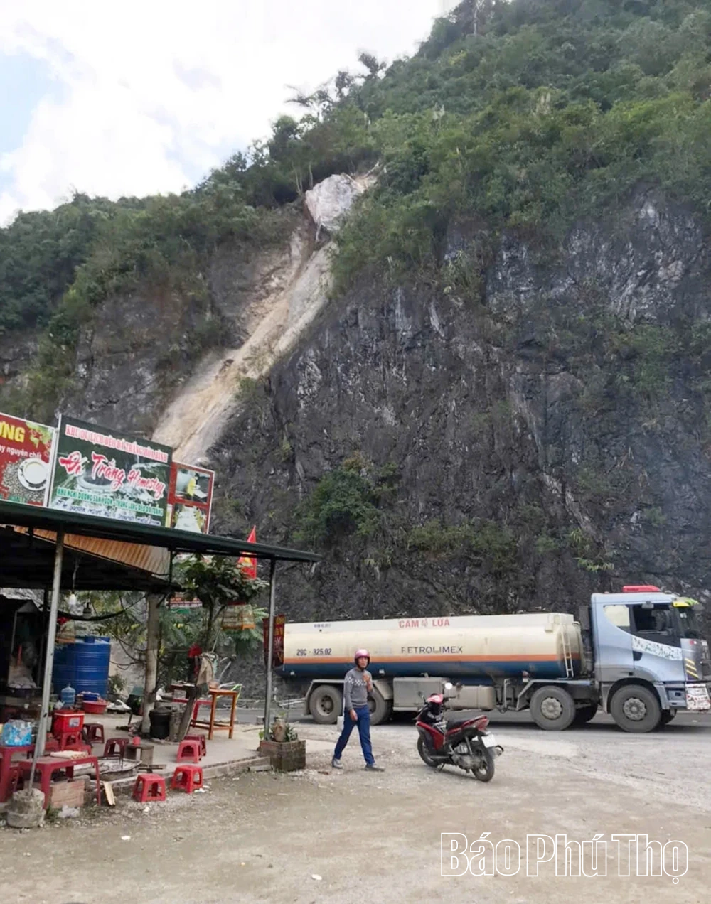 Khắc phục điểm sạt lở tr&ecirc;n đ&egrave;o Thung Khe, bảo đảm an to&agrave;n Quốc lộ 6