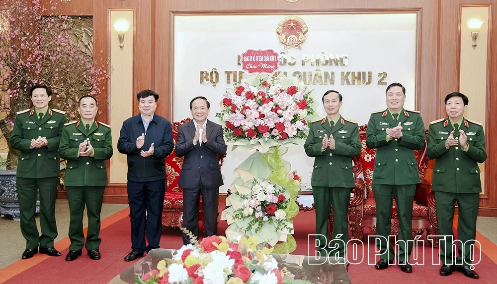 Trưởng Ban Tuyên giáo và Dân vận Trung ương Trịnh Văn Quyết và lãnh đạo tỉnh thăm, chúc Tết Bộ Tư lệnh Quân khu 2