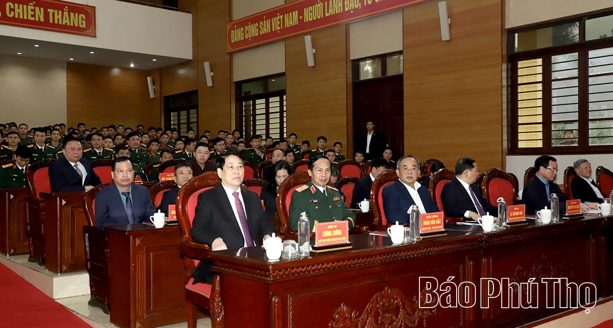 Chủ tịch nước Lương Cường thăm, ch&uacute;c Tết c&aacute;n bộ, chiến sĩ Sư đo&agrave;n 316