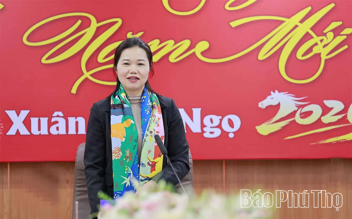 Phó Bí thư Tỉnh ủy, Chủ tịch Ủy ban MTTQ tỉnh Bùi Thị Minh thăm, chúc Tết Công ty Điện lực Phú Thọ