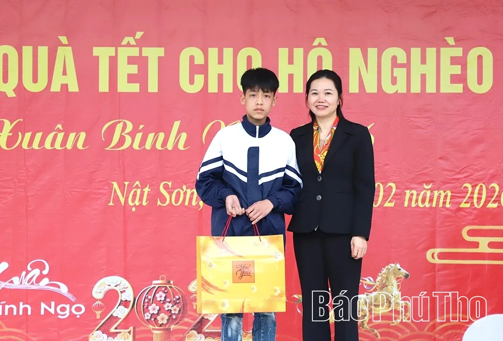 Trao gần 200 suất qu&agrave; Tết tặng hộ ngh&egrave;o, trẻ mồ c&ocirc;i tại x&atilde; Nật Sơn