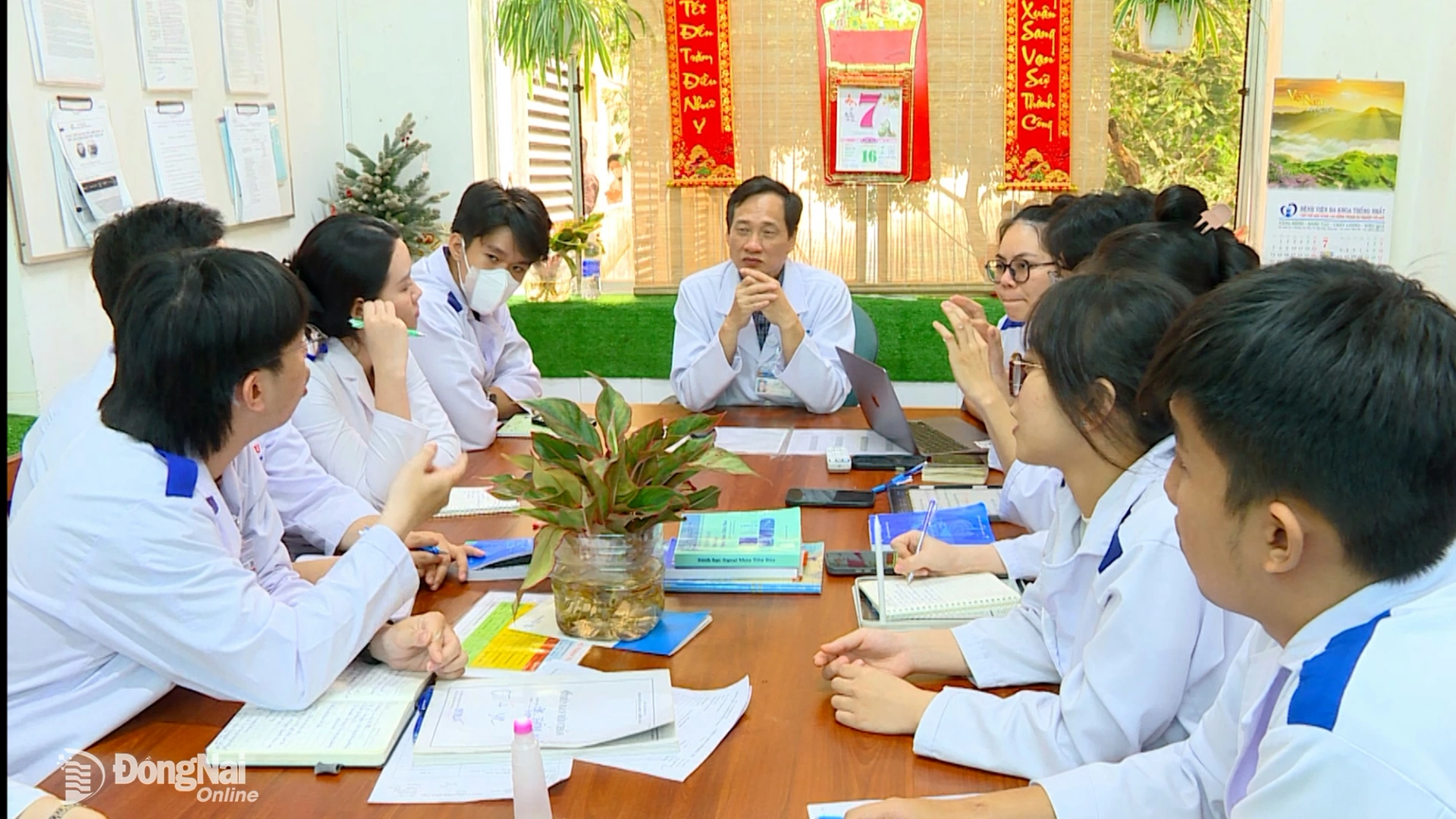 Bác sĩ CKII Nguyễn Sơn, Trưởng khoa Ngoại tổng quát đào tạo cho sinh viên y, dược Trường đại học Quốc tế Hồng Bàng. Ảnh: Mỹ Linh - Quang Phát