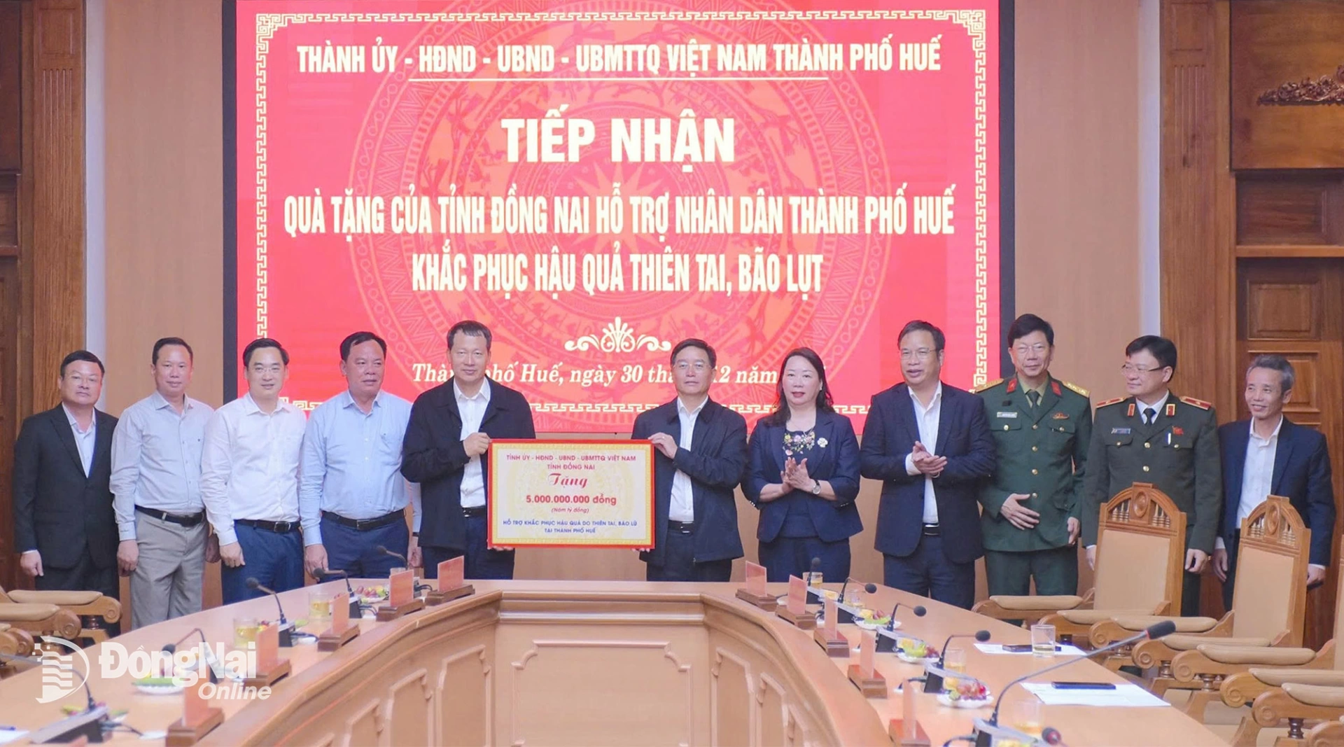 Đồng ch&iacute; Vũ Hồng Văn, B&iacute; thư Tỉnh ủy, Trưởng đo&agrave;n Đại biểu Quốc hội tỉnh Đồng Nai, trao bảng tượng trưng 5 tỷ đồng hỗ trợ th&agrave;nh phố Huế khắc phục hậu quả thi&ecirc;n tai, b&atilde;o lũ. Ảnh: Đức Quang