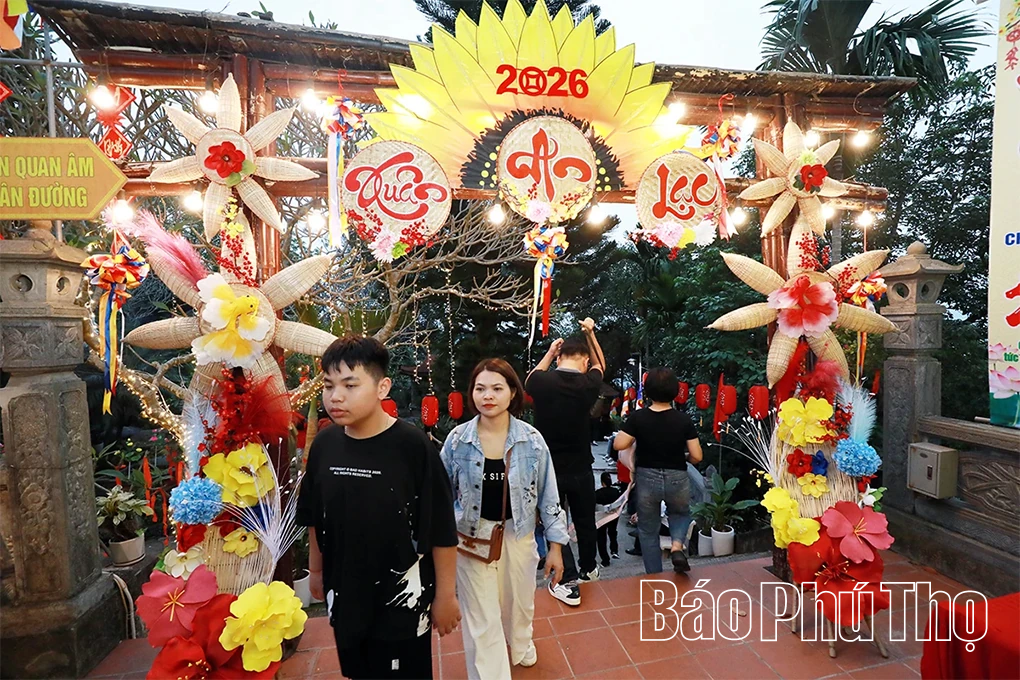 Người dân Phú Thọ rộn ràng du Xuân đầu năm