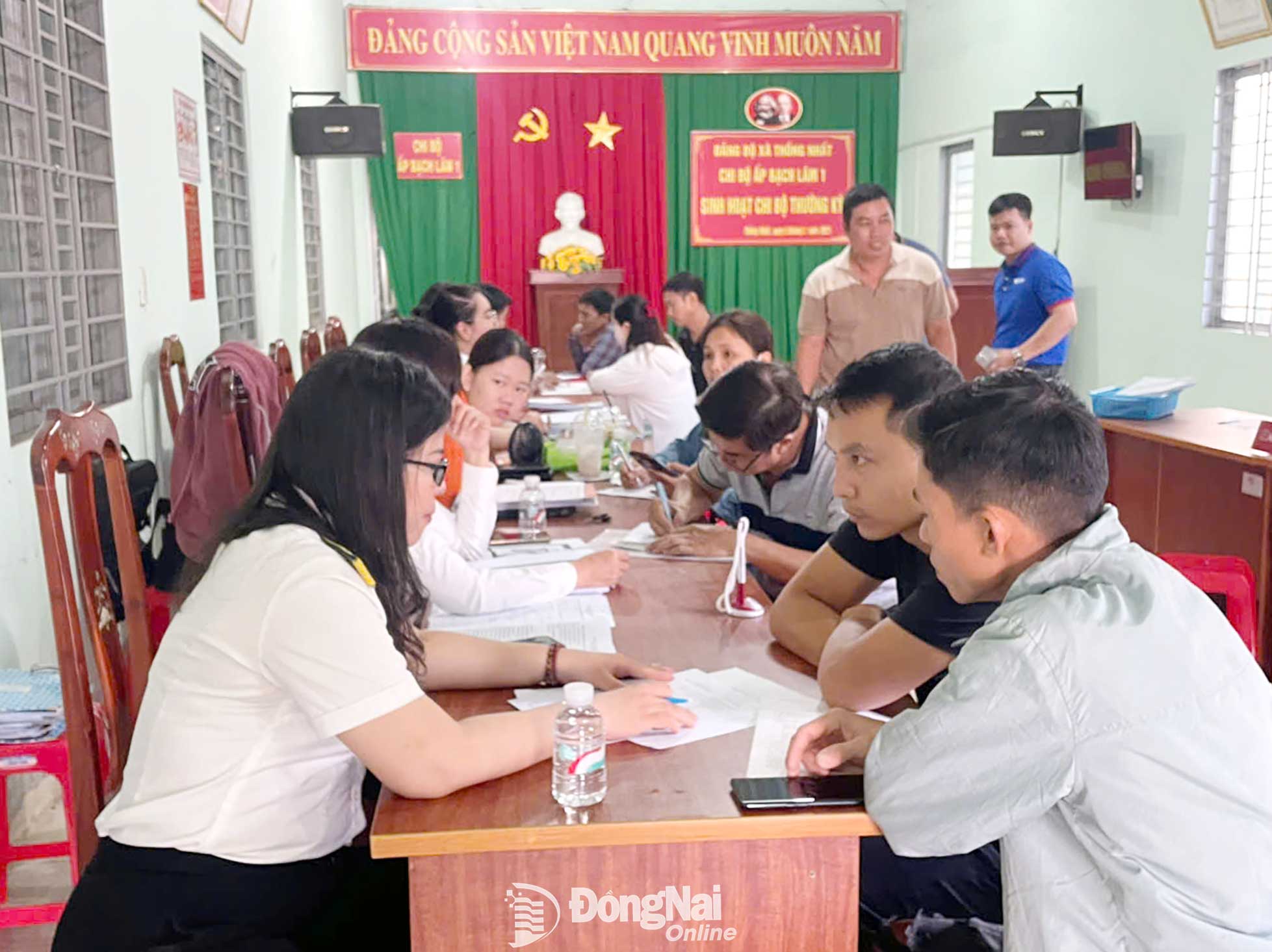 Cán bộ Thuế cơ sở 6 tỉnh Đồng Nai trao đổi, hướng dẫn người dân về chính sách thuế. Ảnh: Bá Trực