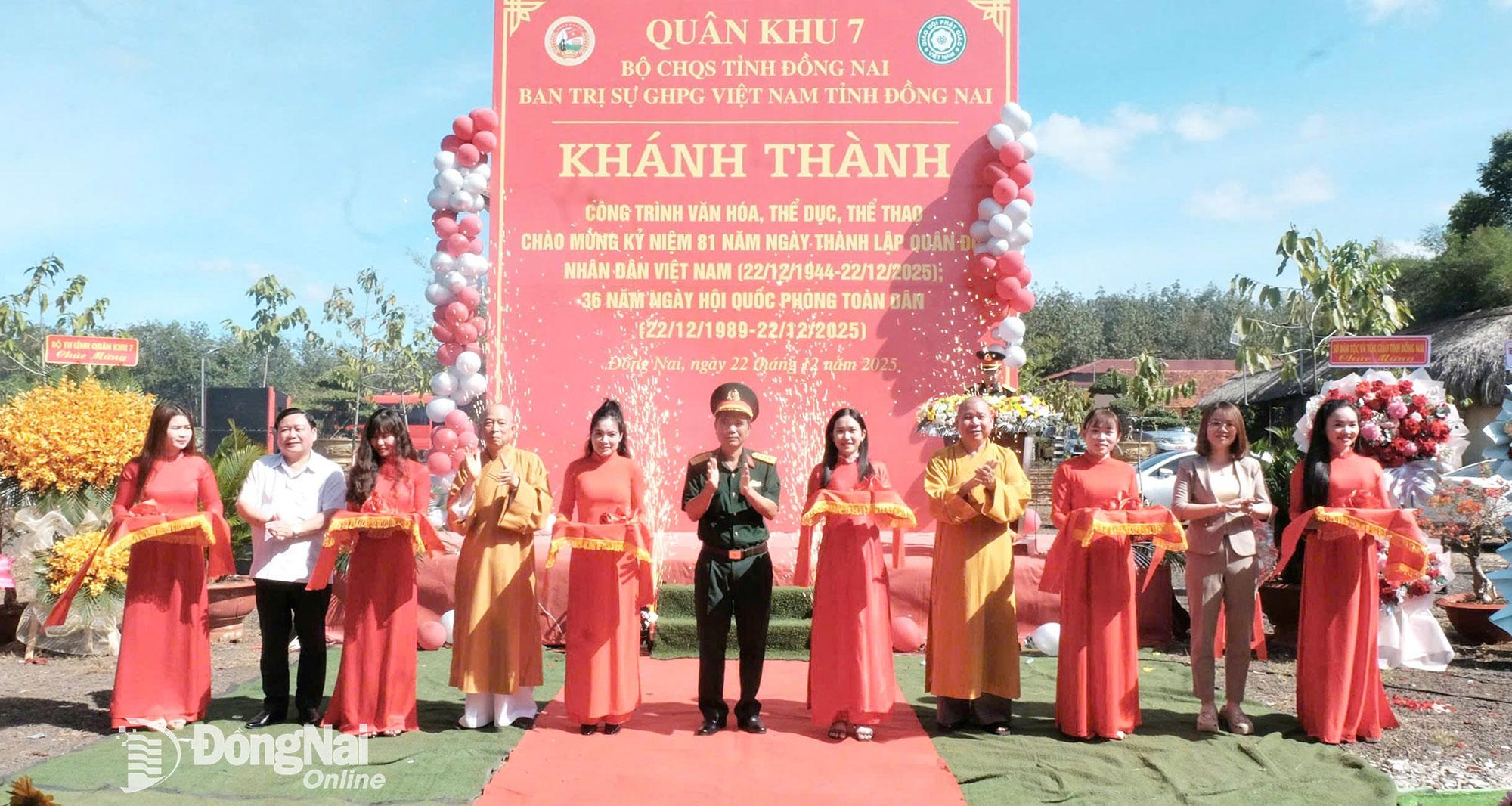 C&aacute;c đại biểu thực hiện nghi thức cắt băng kh&aacute;nh th&agrave;nh c&ocirc;ng tr&igrave;nh. Ảnh: Thanh Mảng