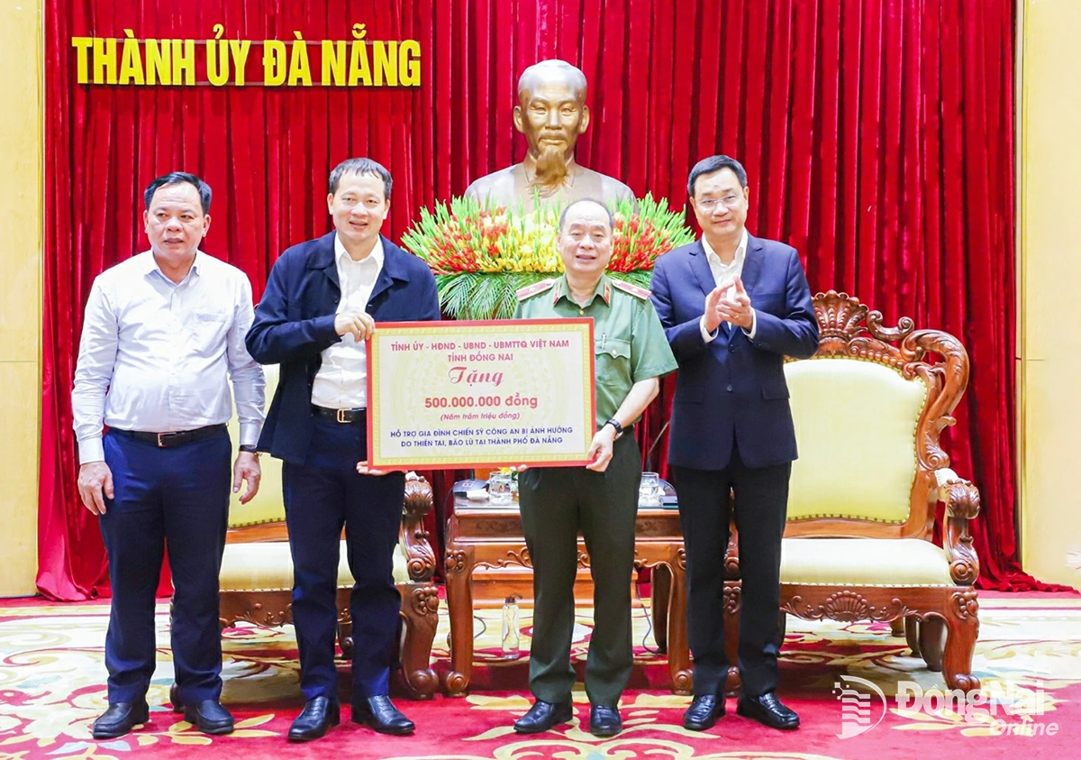 Đồng ch&iacute; Vũ Hồng Văn, B&iacute; thư Tỉnh ủy, Trưởng đo&agrave;n Đại biểu Quốc hội tỉnh Đồng Nai trao 500 triệu đồng hỗ trợ gia đ&igrave;nh chiến sĩ C&ocirc;ng an th&agrave;nh phố Đ&agrave; Nẵng bị ảnh hưởng bởi thi&ecirc;n tai. Ảnh: Văn H&ugrave;ng
