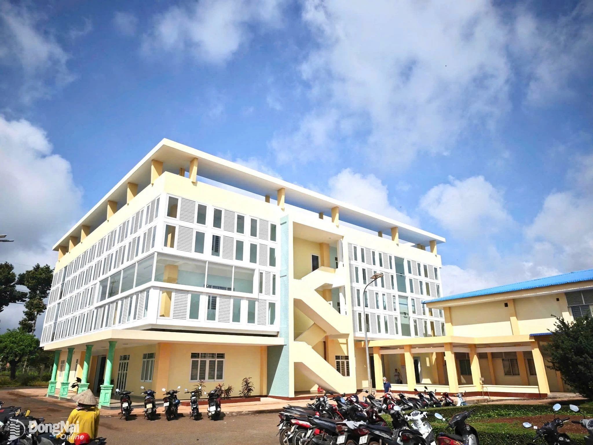 Toàn cảnh tòa nhà khám bệnh mới, chính thức đưa vào sử dụng từ ngày 14-7 của Trung tâm y tế khu vực Cẩm Mỹ. Ảnh: ĐVCC