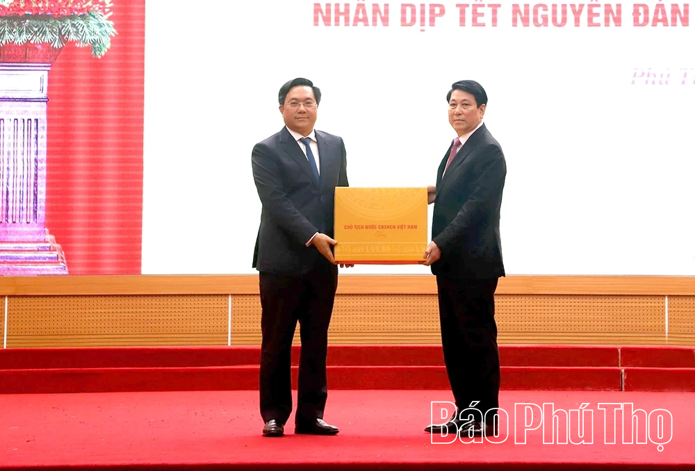 Chủ tịch nước Lương Cường thăm, tặng qu&agrave; v&agrave; ch&uacute;c Tết tại Ph&uacute; Thọ