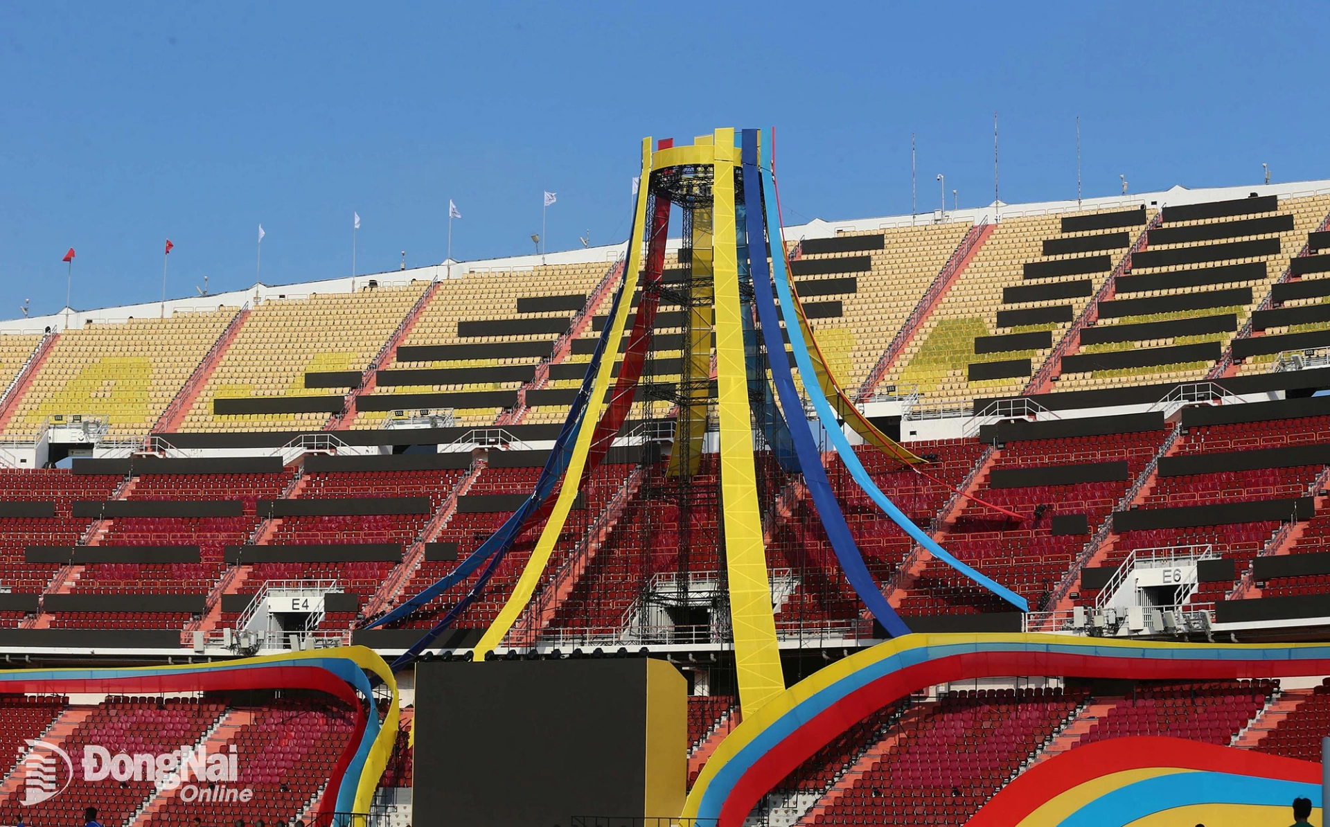 Bên ngoài và bên trong sân vận động Rajamagala