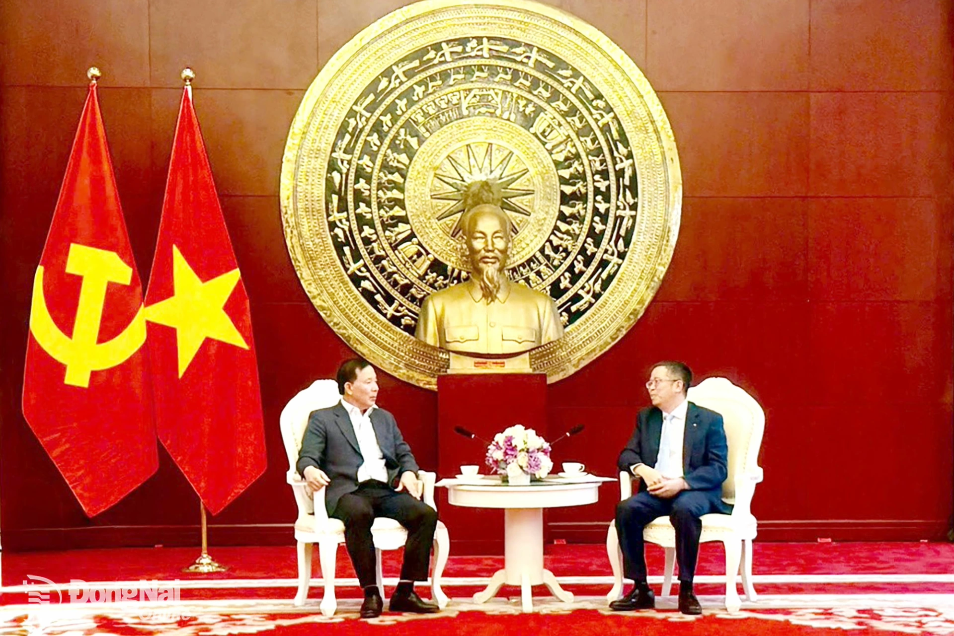 Phó Bí thư Tỉnh ủy, Chủ tịch UBND tỉnh Nguyễn Văn Út và Đại sứ Việt Nam tại Trung Quốc Phạm Thanh Bình. Ảnh: Ngọc Hòa