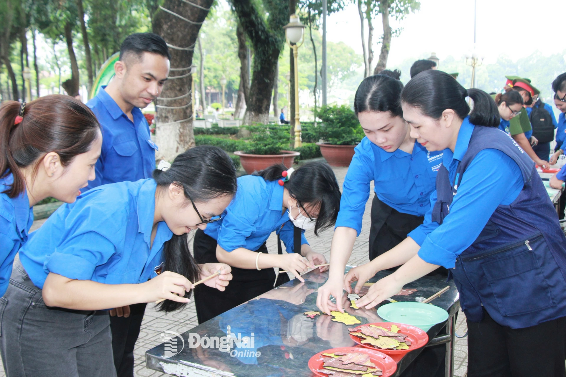 Cán bộ, đoàn viên, thanh niên tham gia trò chơi xếp bản đồ Việt Nam tại Lễ tổng kết Chiến dịch Thanh niên tình nguyện hè năm 2025.