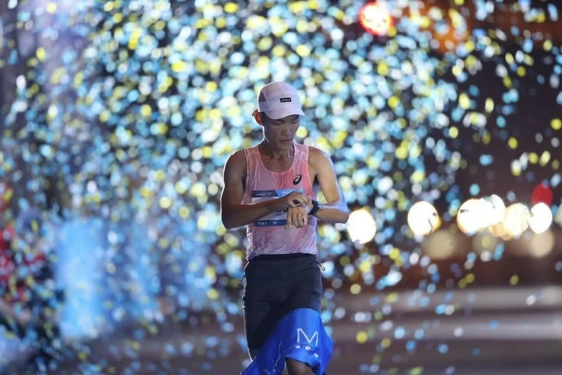 Hoàng Nguyên Thanh về đích đầu tiên cư ly 21 km với thành tích 1 giờ 8 phút 32 giây tại Ho Chi Minh City Marathon 2026. Ảnh: HCMC Marathon