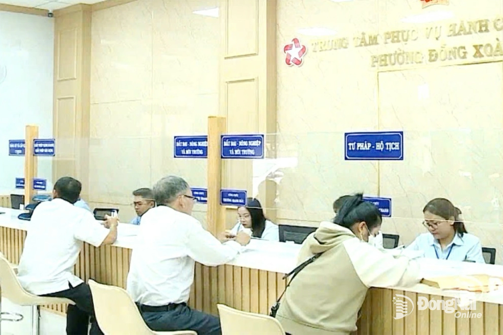 Cán bộ Trung tâm Phục vụ hành chính công phường Đồng Xoài giải quyết thủ tục hành chính cho người dân. Ảnh: ĐVCC