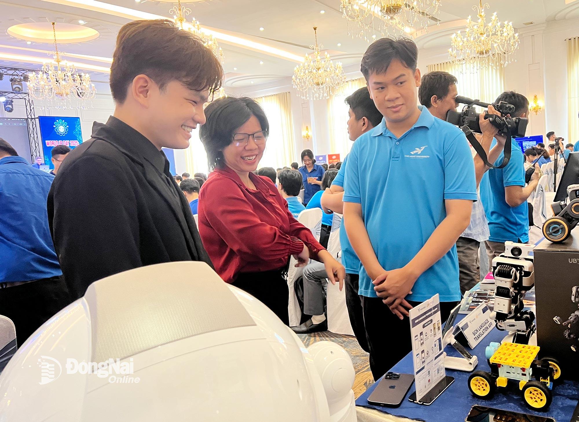 Hoạt động giới thiệu sản phẩm đổi mới sáng tạo tại một hội thảo về ứng dụng trí tuệ nhân tạo (AI) do Sở Khoa học và Công nghệ tỉnh Đồng Nai tổ chức vào tháng 4-2025. Ảnh: Hải Quân