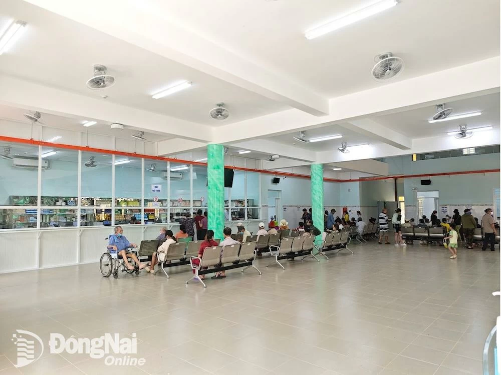 Khu vực sảnh chờ làm thủ tục khám bệnh và đợi cấp phát thuốc của tòa nhà khám bệnh mới, Trung tâm y tế khu vực Cẩm Mỹ. Ảnh: ĐVCC