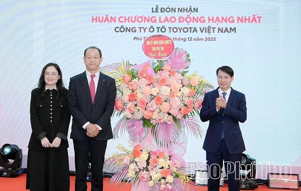 Toyota Việt Nam đ&oacute;n nhận Hu&acirc;n chương Lao động hạng Nhất