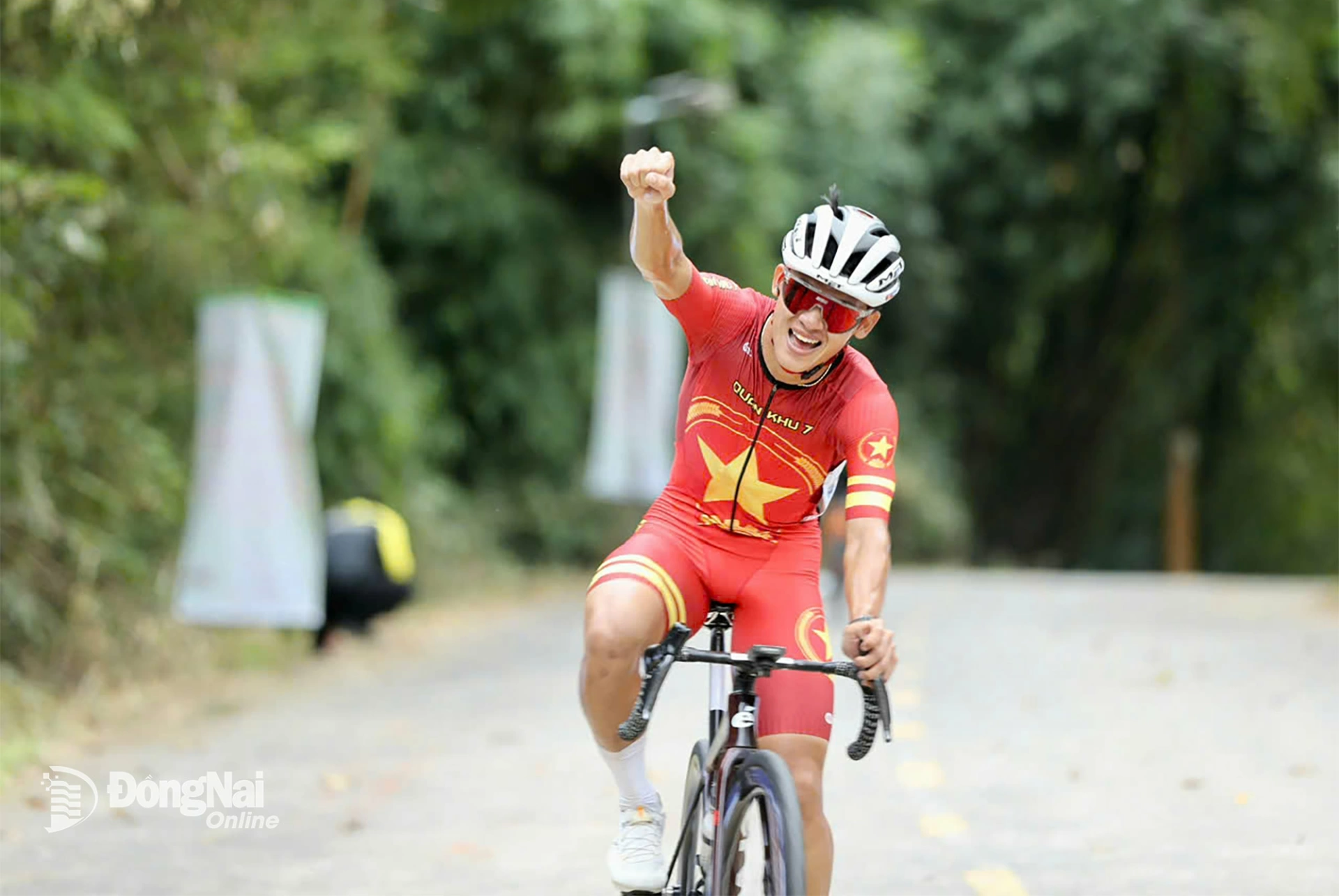 Cua-rơ Phạm L&ecirc; Xu&acirc;n Lộc (Qu&acirc;n khu 7) c&aacute;n đ&iacute;ch đầu ti&ecirc;n tại đồi Bằng Lăng, n&uacute;i B&agrave; R&aacute;, phường Phước Long, tỉnh Đồng Nai. Ảnh: Trần Cảnh