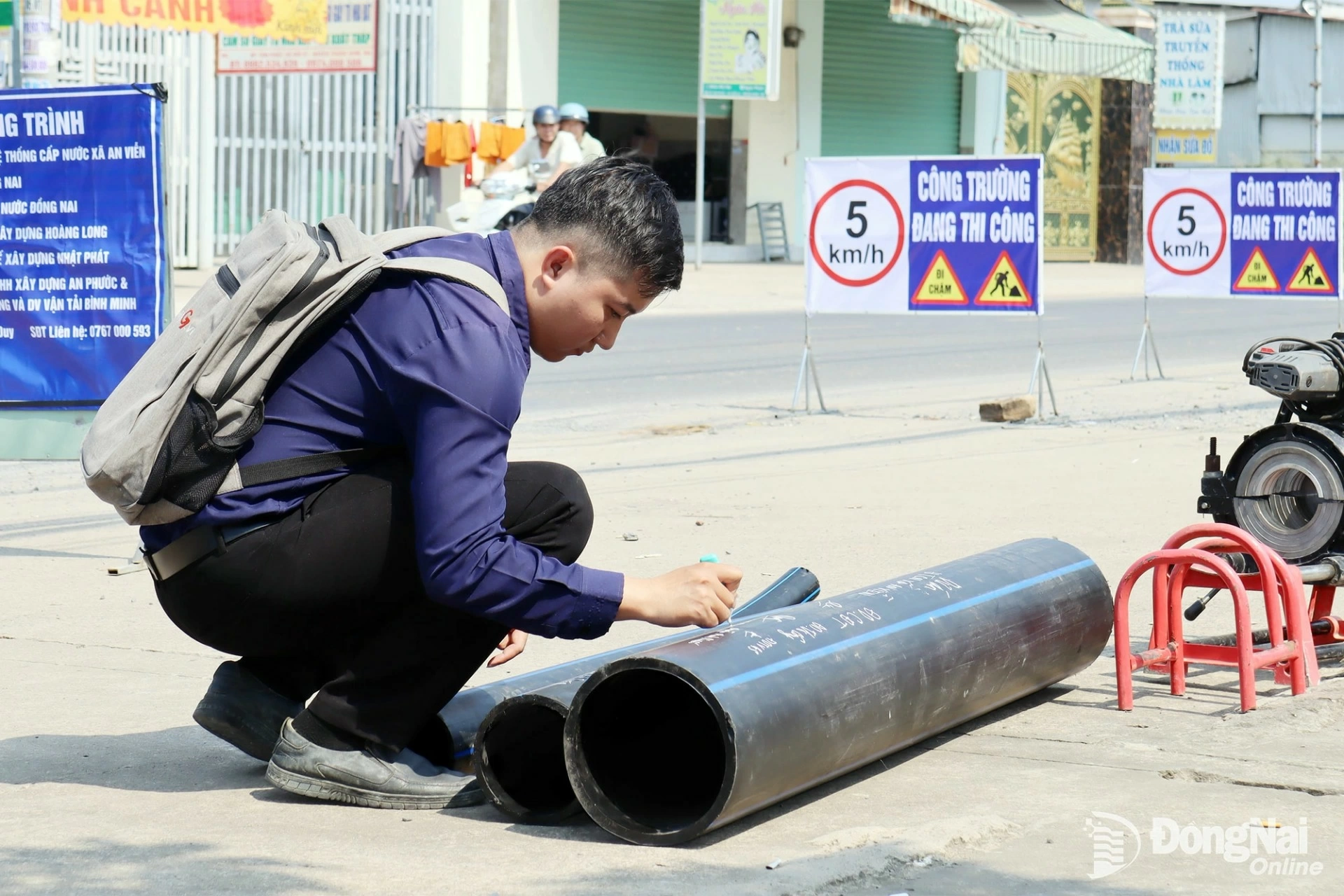 Nhân viên kiểm tra các đường ống nước chuẩn bị thi công lắp đặt. Ảnh: Hoàng Lộc