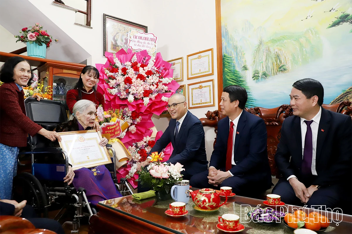 B&iacute; thư Tỉnh ủy Phạm Đại Dương trao Huy hiệu 80 năm tuổi Đảng tại phường Việt Tr&igrave;