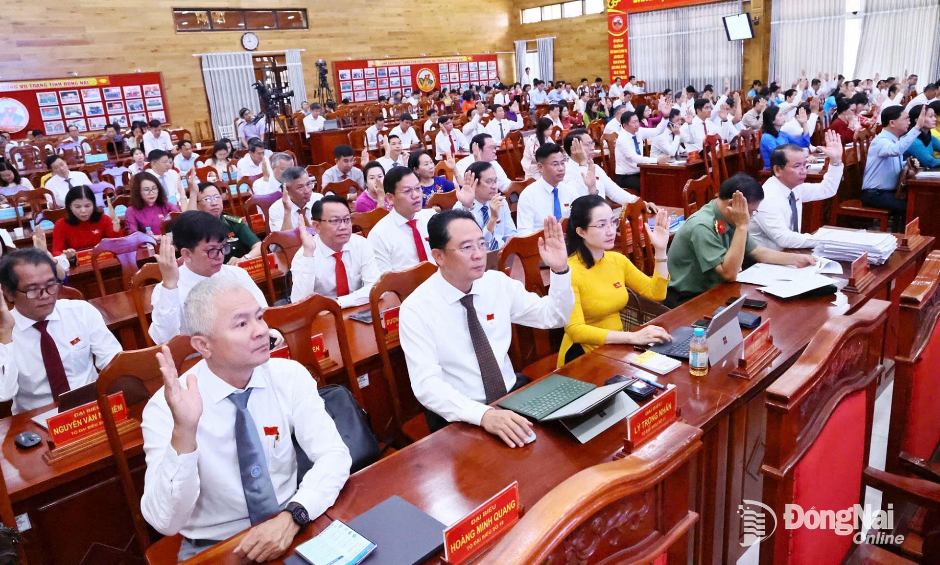 Đại biểu HĐND tỉnh biểu quyết thông qua nghị quyết tại Kỳ họp thứ 8 (cuối năm 2025), ngày 10-12. Ảnh: Công Nghĩa