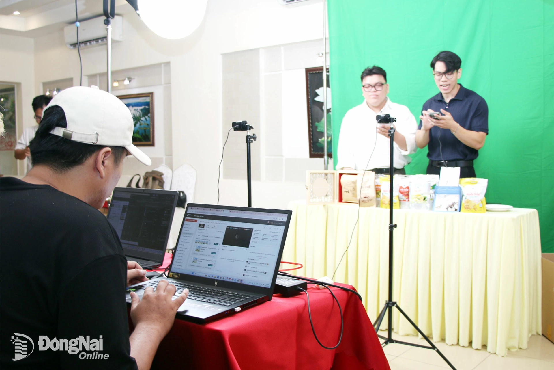 Hoạt động livestream bán hàng tại Hội nghị Tập huấn thương mại điện tử do Sở Công Thương tổ chức vào đầu tháng 12-2025. Ảnh: Hải Quân