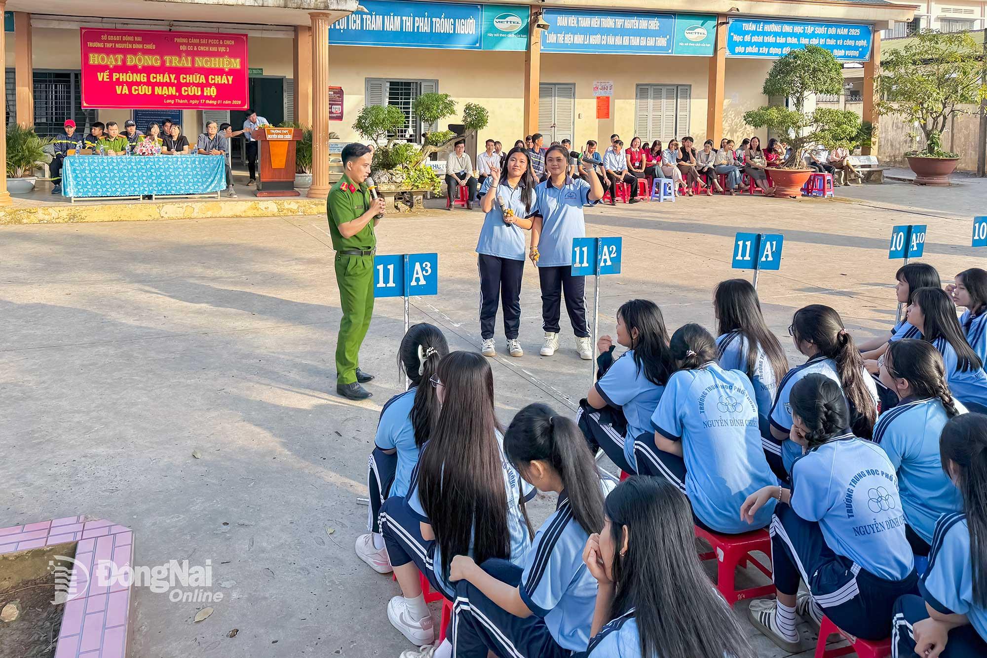 C&aacute;n bộ Đội Chữa ch&aacute;y v&agrave; cứu nạn, cứu hộ khu vực 3, giao lưu, tuy&ecirc;n truyền c&ugrave;ng c&aacute;c em học sinh Trường THPT Nguyễn Đ&igrave;nh Chiểu (x&atilde; Long Th&agrave;nh) về kiến thức an to&agrave;n ph&ograve;ng ch&aacute;y. Ảnh: Đăng T&ugrave;ng