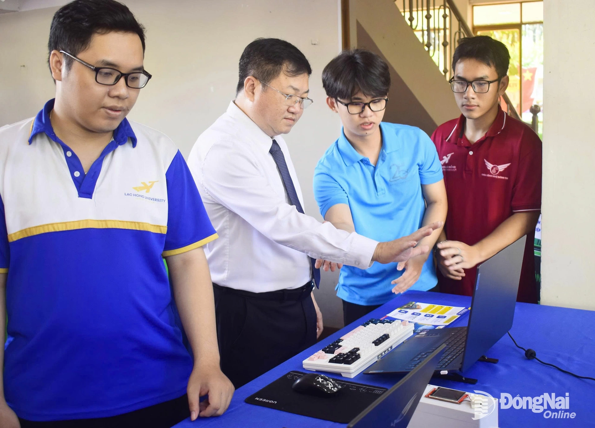 Ông Tăng Quốc Lập, Phó Bí thư Đảng ủy, Chủ tịch UBND phường Long Khánh, Trưởng Ban Chỉ đạo về phát triển khoa học, công nghệ, đổi mới sáng tạo, chuyển đổi số và Đề án 06 phường tham quan các sản phẩm công nghệ. Ảnh: Hoài Nam