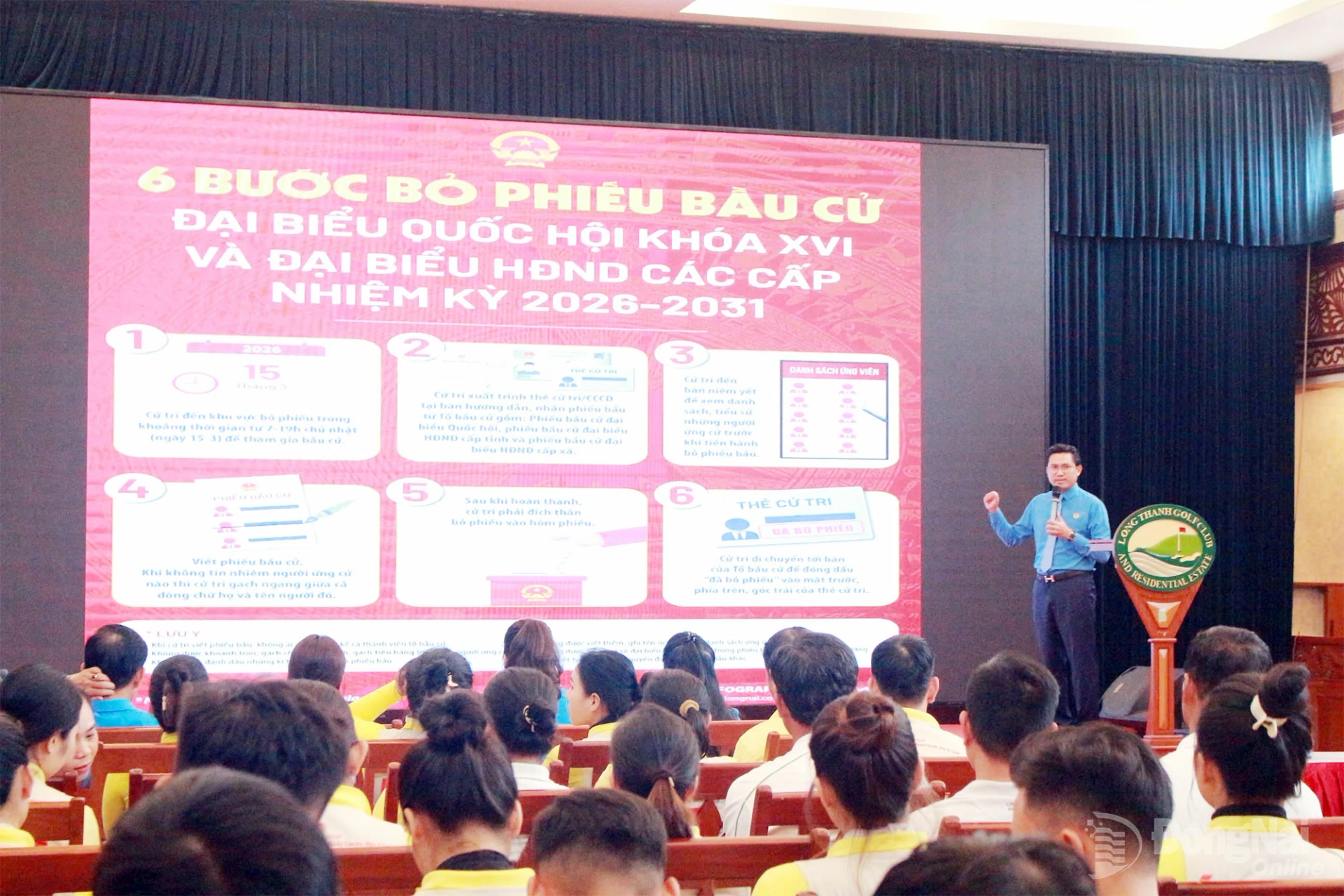 Công đoàn cơ sở Công ty cổ phần Đầu tư và kinh doanh Golf Long Thành (phường Phước Tân) tuyên truyền bầu cử cho người lao động. Ảnh: Nguyễn Hòa