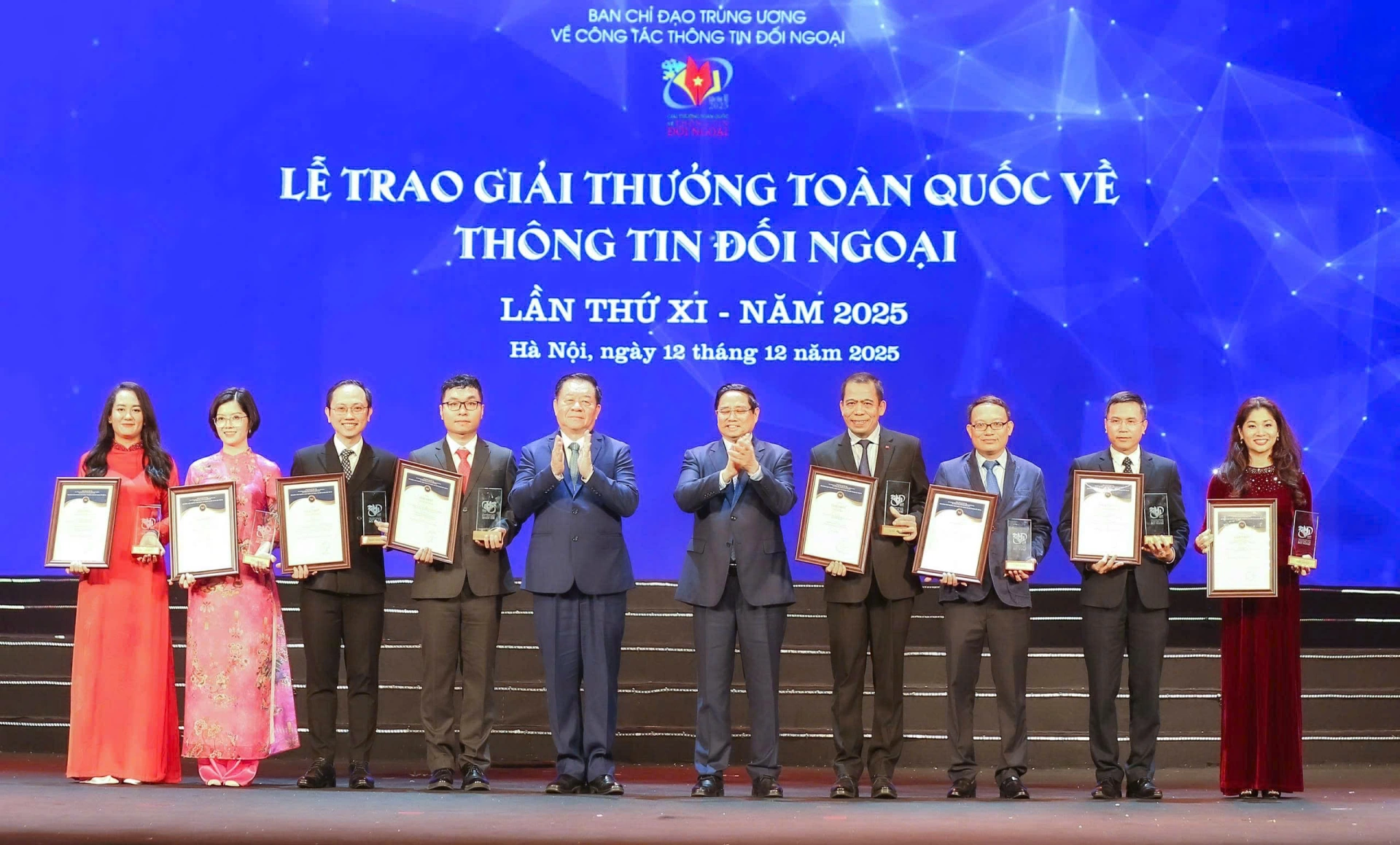 Ủy viên Bộ Chính trị, Thủ tướng Chính phủ Phạm Minh Chính và Ủy viên Bộ Chính trị, Bí thư Trung ương Đảng, Trưởng ban Chỉ đạo công tác thông tin đối ngoại, Chủ nhiệm Tổng cục Chính trị Quân đội nhân dân Việt Nam Nguyễn Trọng Nghĩa trao giải Nhất cho các tác giả. Ảnh: BTC