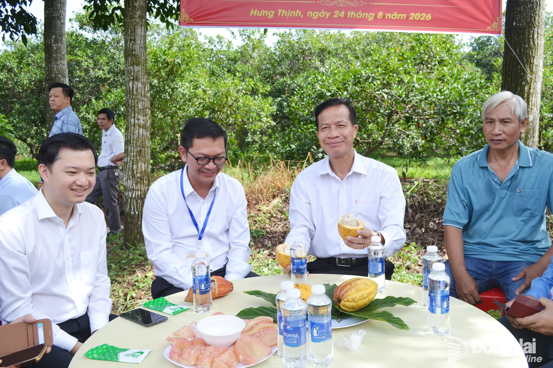 Đoàn cán bộ lãnh đạo trẻ 3 Đảng: Việt Nam, Lào, Campuchia tìm hiểu thực tế mô hình phát triển cây ca cao  ở xã Hưng Thịnh.