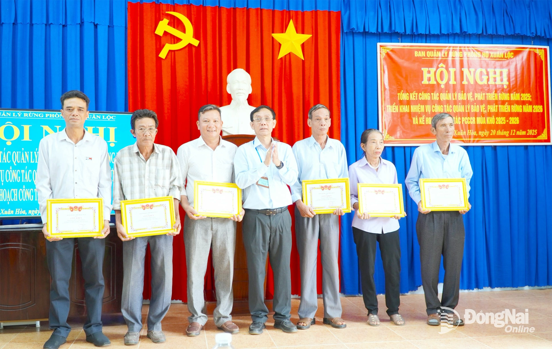 L&atilde;nh đạo Ban Quản l&yacute; rừng ph&ograve;ng hộ Xu&acirc;n Lộc trao tặng giấy khen cho c&aacute;c c&aacute; nh&acirc;n đạt th&agrave;nh t&iacute;ch xuất sắc trong c&ocirc;ng t&aacute;c quản l&yacute; bảo vệ rừng. Ảnh: An Nhơn